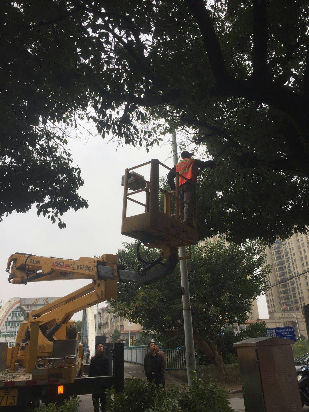 近日，我公司根據(jù)南陵縣市政園林所通知，組織安排人員車輛協(xié)助市政園林所路燈科修剪陵陽路兩側(cè)遮擋路燈照明的樹枝。此項工作持續(xù)了三天，消除了因路燈光照不足帶來的夜間通行安全隱患問題，受到沿線居民一致好評。